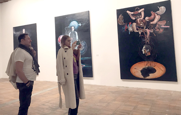 Сајмон ле Бон у Београду: Певач култне групе Дјуран Дјуран на изложби Вука Видора (ФОТО)